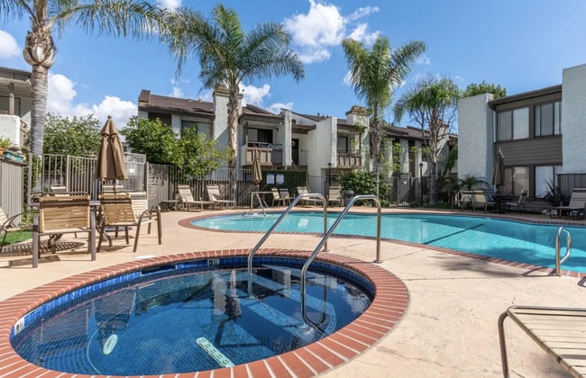 Building Photo - Lovely 2 Bed/2 Bath with Hardwood Floors, Central Air Conditioning, Stainless Steel Appliances, L...