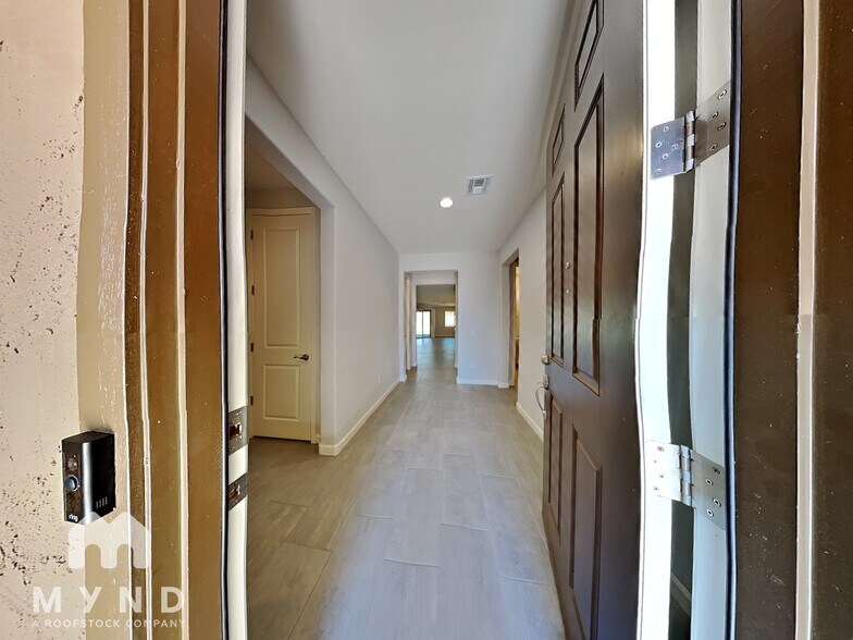 Building Photo - 720 E Silver Canyon Pl