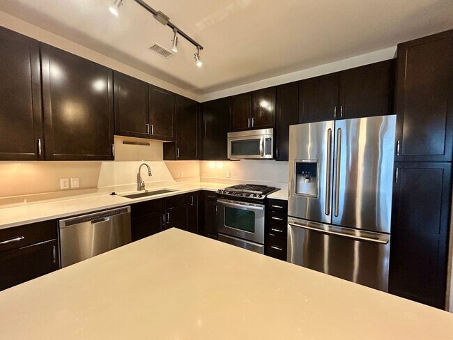 Building Photo - Top floor 2bd 2 bath condo conveniently located in Broomfield!