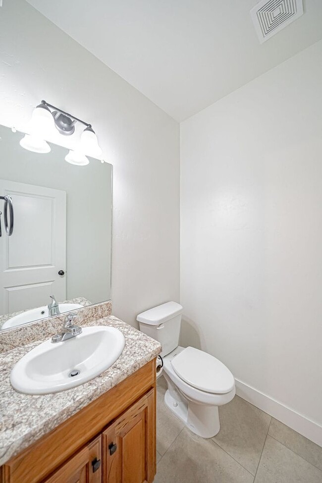 Building Photo - 3 bed 1.5 bath Townhome
