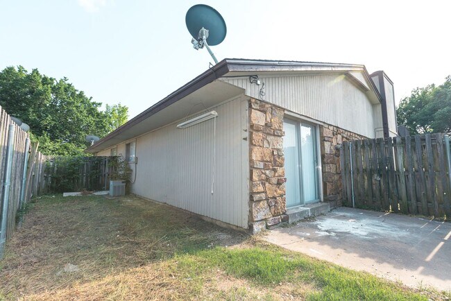 Building Photo - East 33rd Ct Duplex