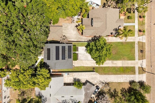 Building Photo - 742 N Westmoreland Dr