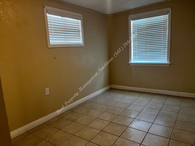 Building Photo - Adorable 2 + 1 in Rosamond