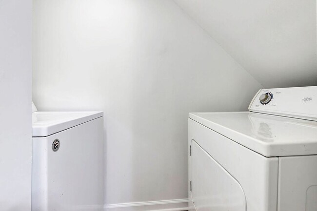 Building Photo - Corryville Condo_ Heat Paid