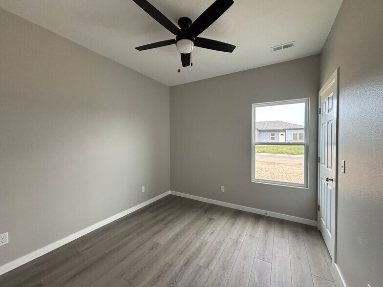 Building Photo - 4940 W Minota St