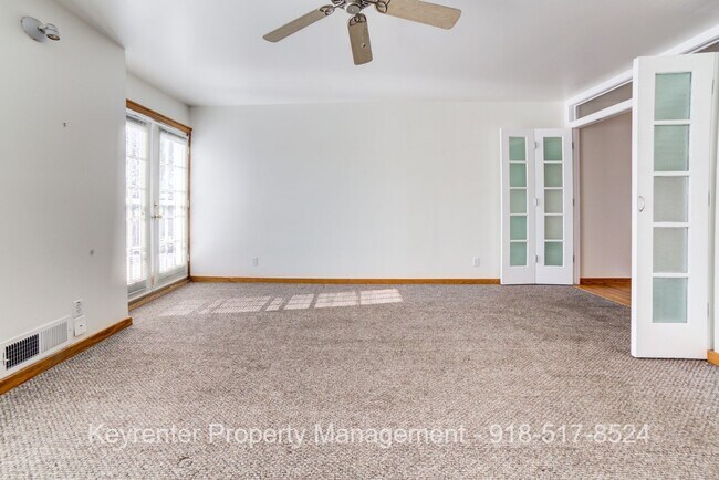 Building Photo - 2 Bed 2.5 Bath Right off Cherry Street!!