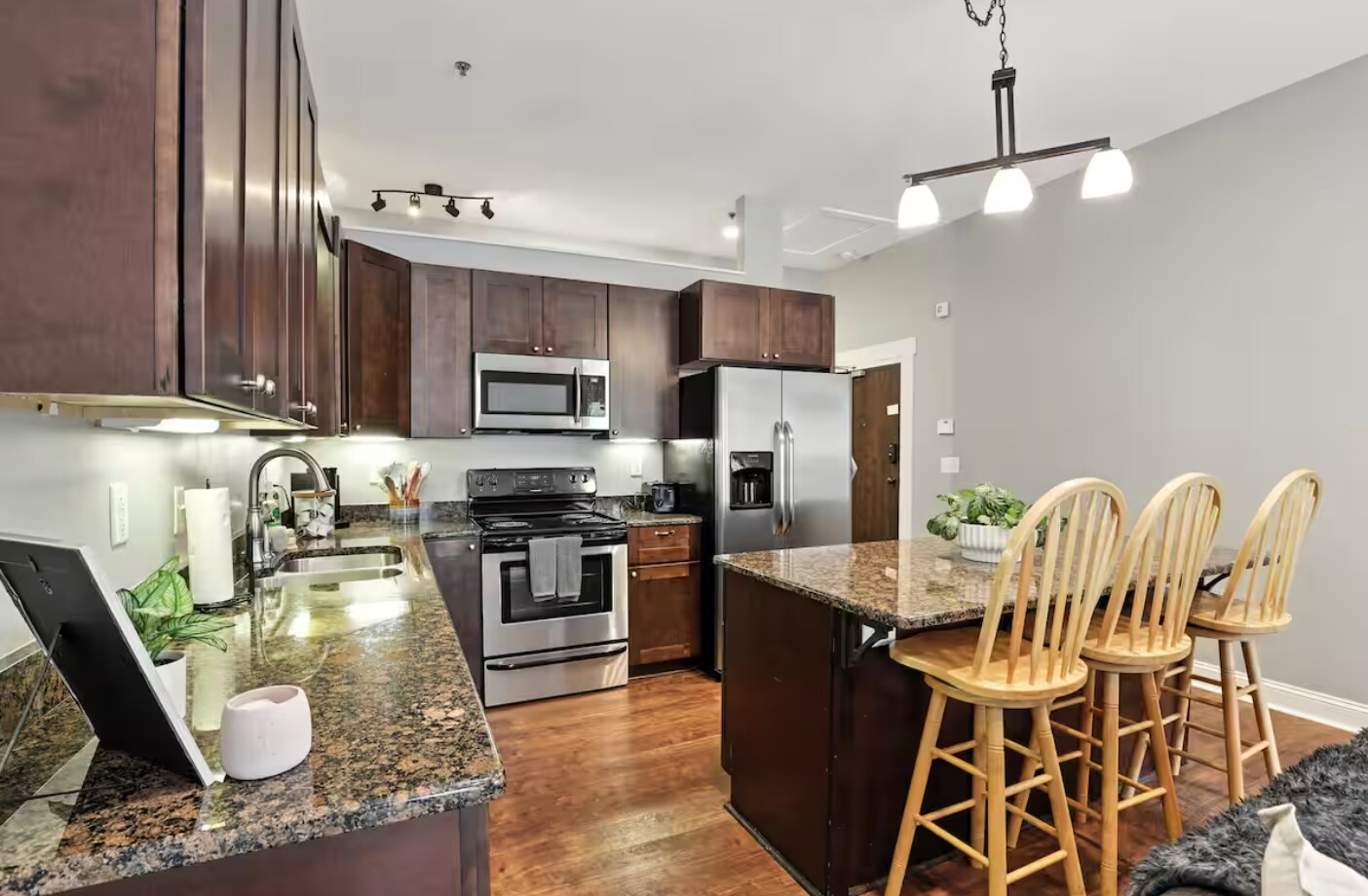 Building Photo - 492 N Thomas St