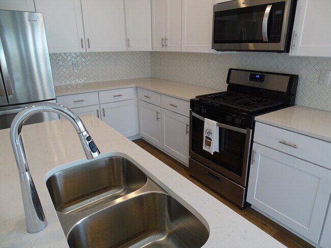Building Photo - 146 Bromes Wy