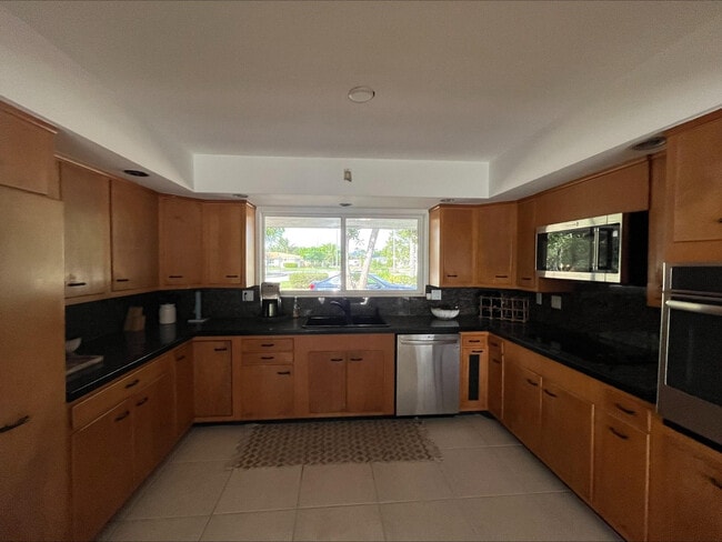 Building Photo - 556 SE 15th Ave