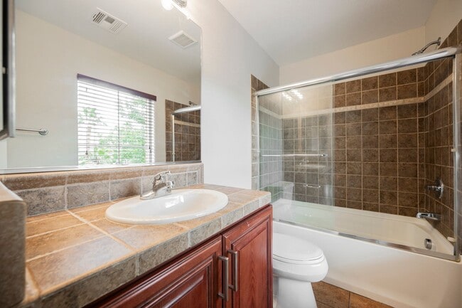 Building Photo - 3 Bedroom, 2.5 Bath Two Story Home in Sout...