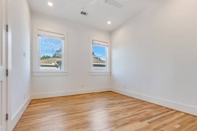 Building Photo - 709 E 13th St