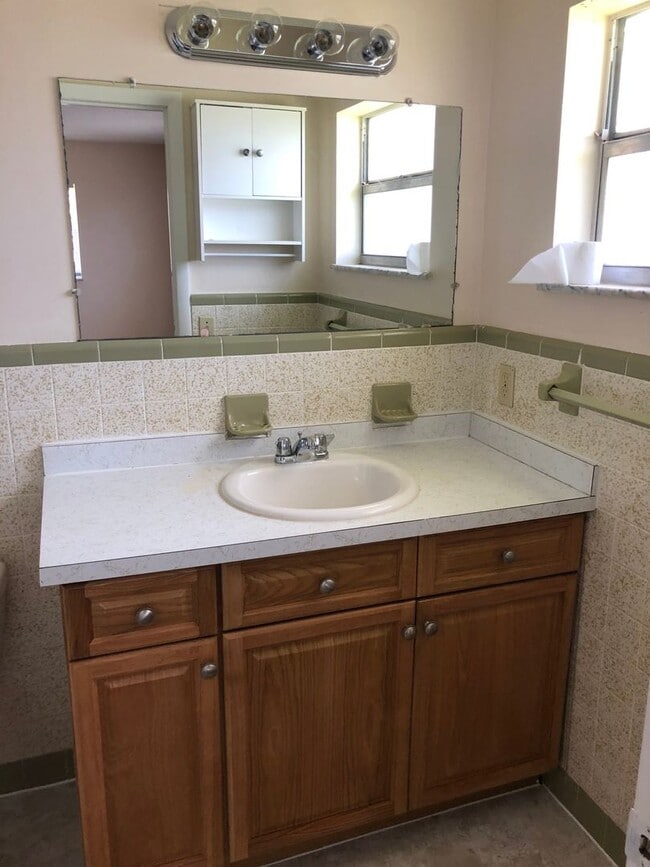 Building Photo - PET FRIENDLY... 3/2/1 RENTAL HOUSE IN THE ...