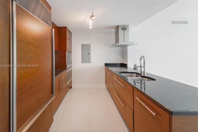 Building Photo - 495 Brickell Ave