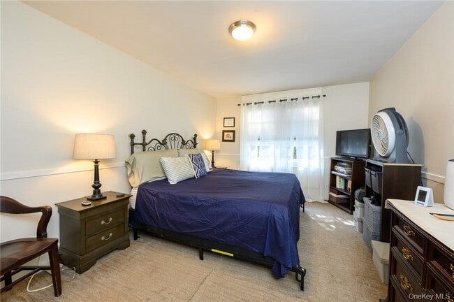 Building Photo - 4 Sadore Ln