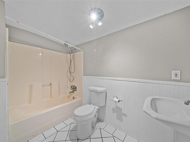 Building Photo - "Charming 3-Bed Oasis in Tampa with 2 Full Baths & 1650 Sq Ft of Comfort!"