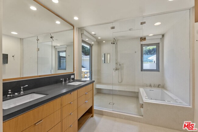 Building Photo - 10630 Somma Way