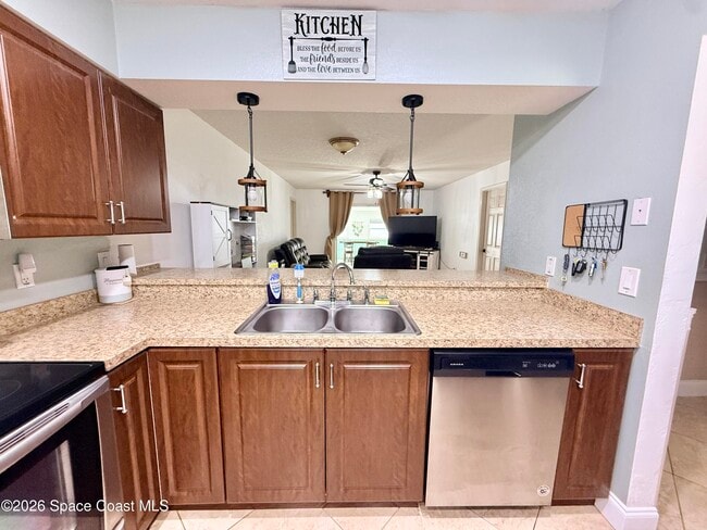 Building Photo - 1046 W Samms Ave