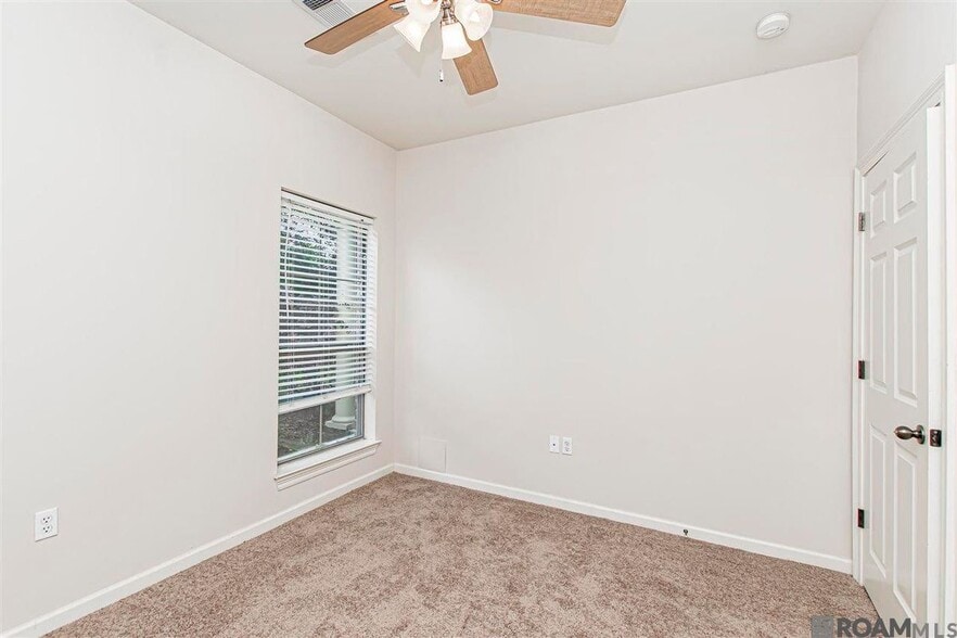 Building Photo - 9015 Westlake Ave