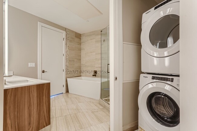 Building Photo - 1BD, 1.5BA Lakehouse Condo on the 6th Floor