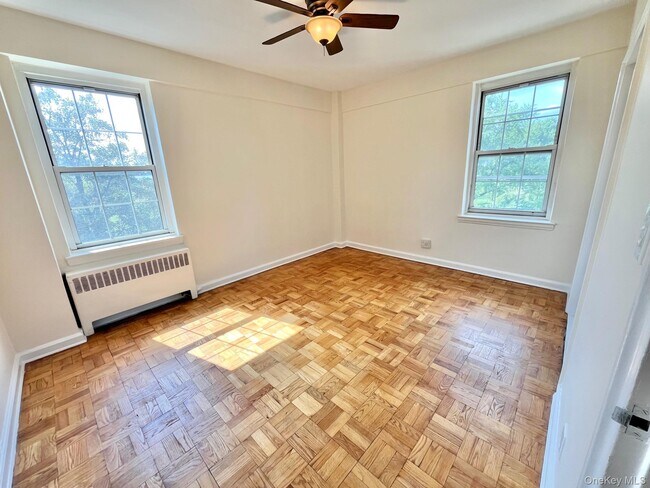 Building Photo - 210 Pelham Rd