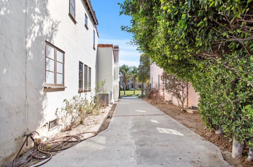 Driveway - 1123 S Tremaine Ave