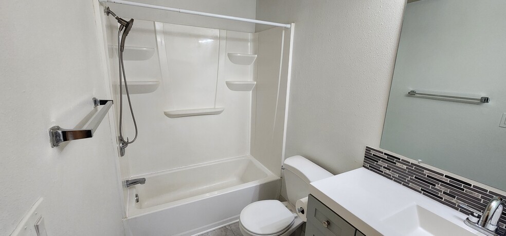 Building Photo - 1008 SE Sherrett St