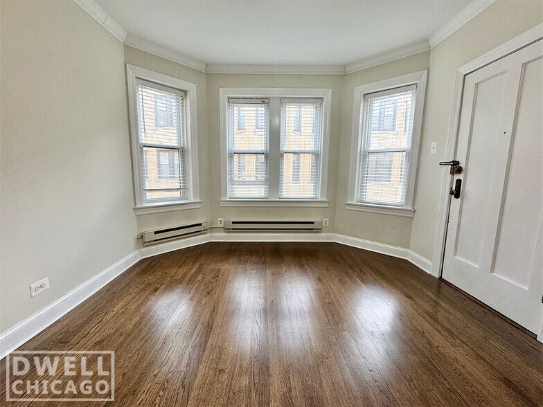 Building Photo - 3825 N Greenview Ave