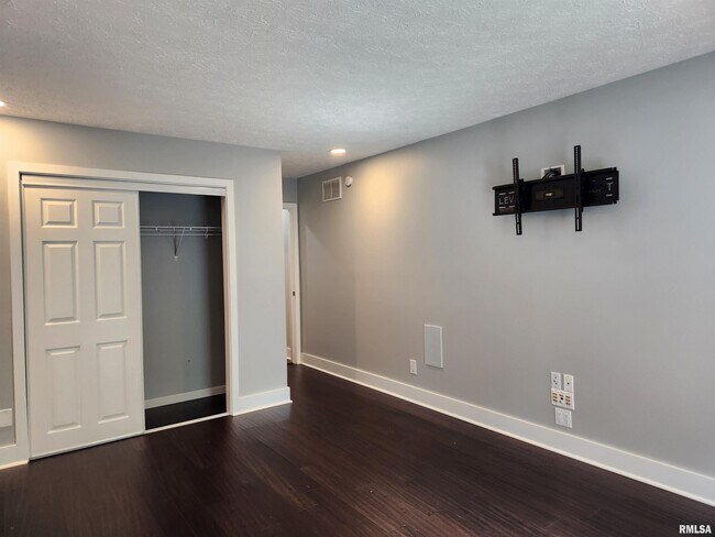 Building Photo - 3439 N Willow Ct