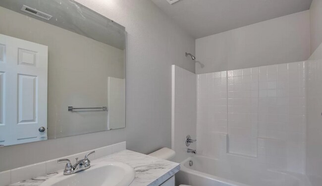 Building Photo - 1020 SW Sparrow Pl