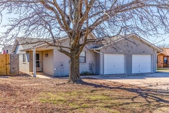 Building Photo - Charming Duplex in Norman!