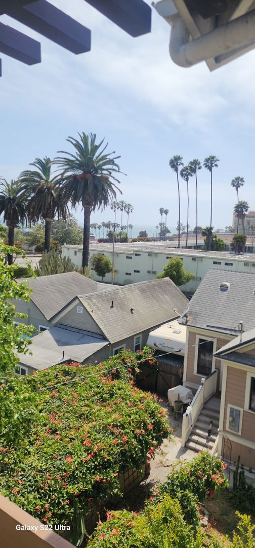 Building Photo - Spacious and freshly updated 2 bedroom, 2 ...