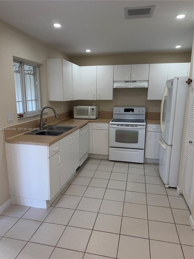 Building Photo - 17740 SW 103rd Ave