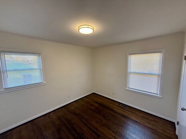 Building Photo - Three bedroom, 1.5 bath house in Burlington