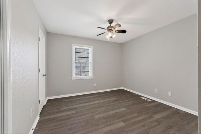 Building Photo - Gorgeous 3/2 townhome in Blue Springs!