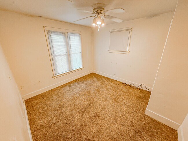 Building Photo - SE - Main &amp; 23rd St N