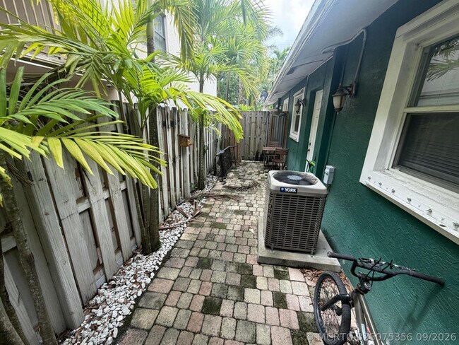 Building Photo - 733 SW 13th Ave
