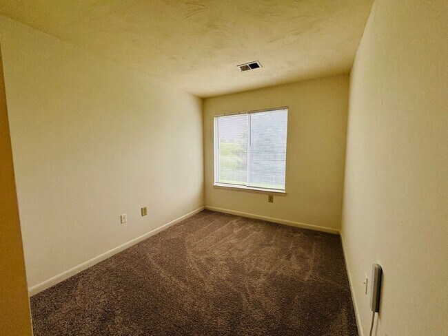 Building Photo - 1204 University Terrace