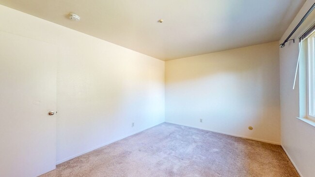 Building Photo - Rent Special! $100 off every month for duration of 1 year lease if moved in by February 1st! 2 St...