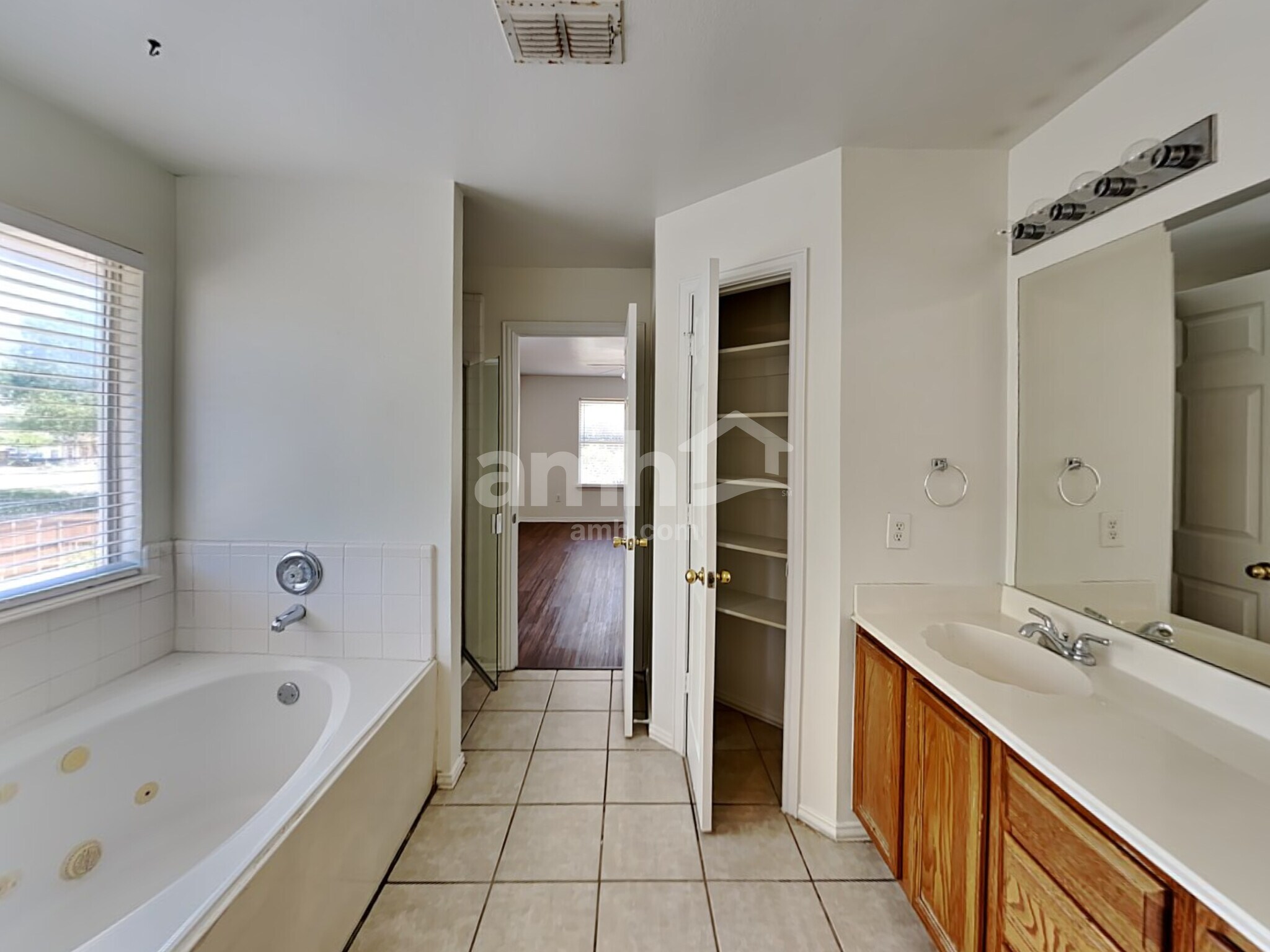 Building Photo - 3933 Evergreen Ct