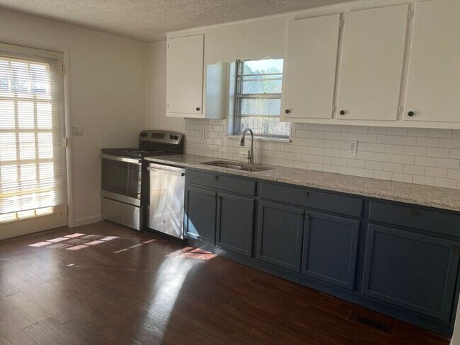 Building Photo - Beautifully renovated 3/1 home with 1,608 ...