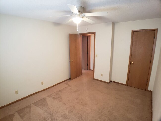 Building Photo - 2 Bedroom 1 Bath in Owatonna