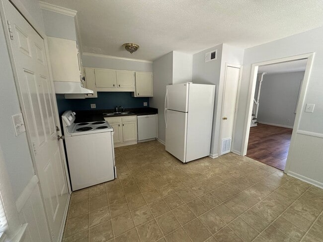 Building Photo - Pet Friendly 2 Bedroom 1.5 Bath Townhome Available Now for Move-in!