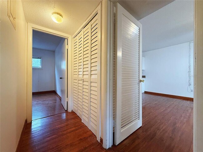 Building Photo - 825 N Primrose Dr