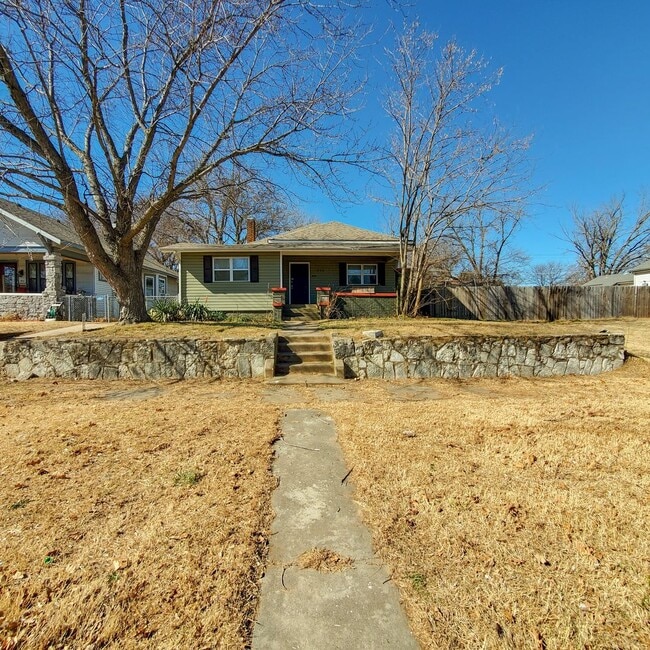 Building Photo - 3 Bedroom home in Shawnee