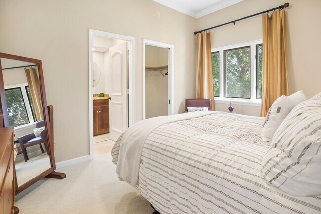 Building Photo - ** OLDE NAPLES ** 3 BED + DEN / 3 BATH - GARAGE - WALK TO BEACH & DOWNTOWN - SHORT TERM RENTAL