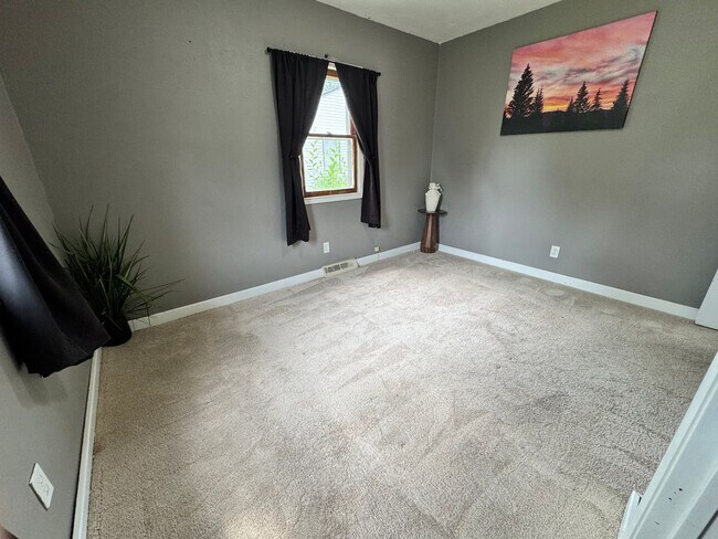 Building Photo - 3 Bed, 1 Bath Home for rent in Elk Run Heights