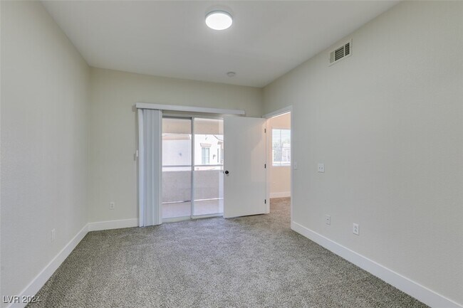Building Photo - 3400 Cabana Dr