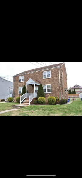 Building Photo - 425 Ferris St