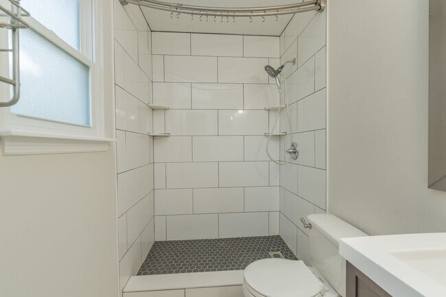 Building Photo - Fully Updated 3BR/2BA in Martinez – Vaulted Ceilings, Stone Fireplace & Fenced Yard!