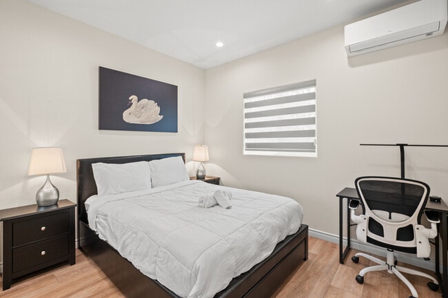 Building Photo - Stylish & Bright 2 Bed 2 Bath | Fully Furn...